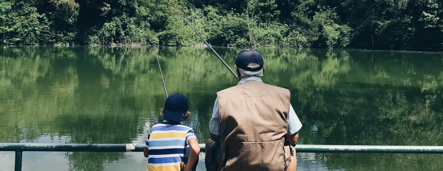 photographie d'une homme agé et d'un enfant qui pêchent