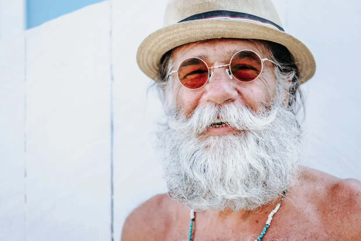 photographie d'un homme agé avec des lunettes de soleil