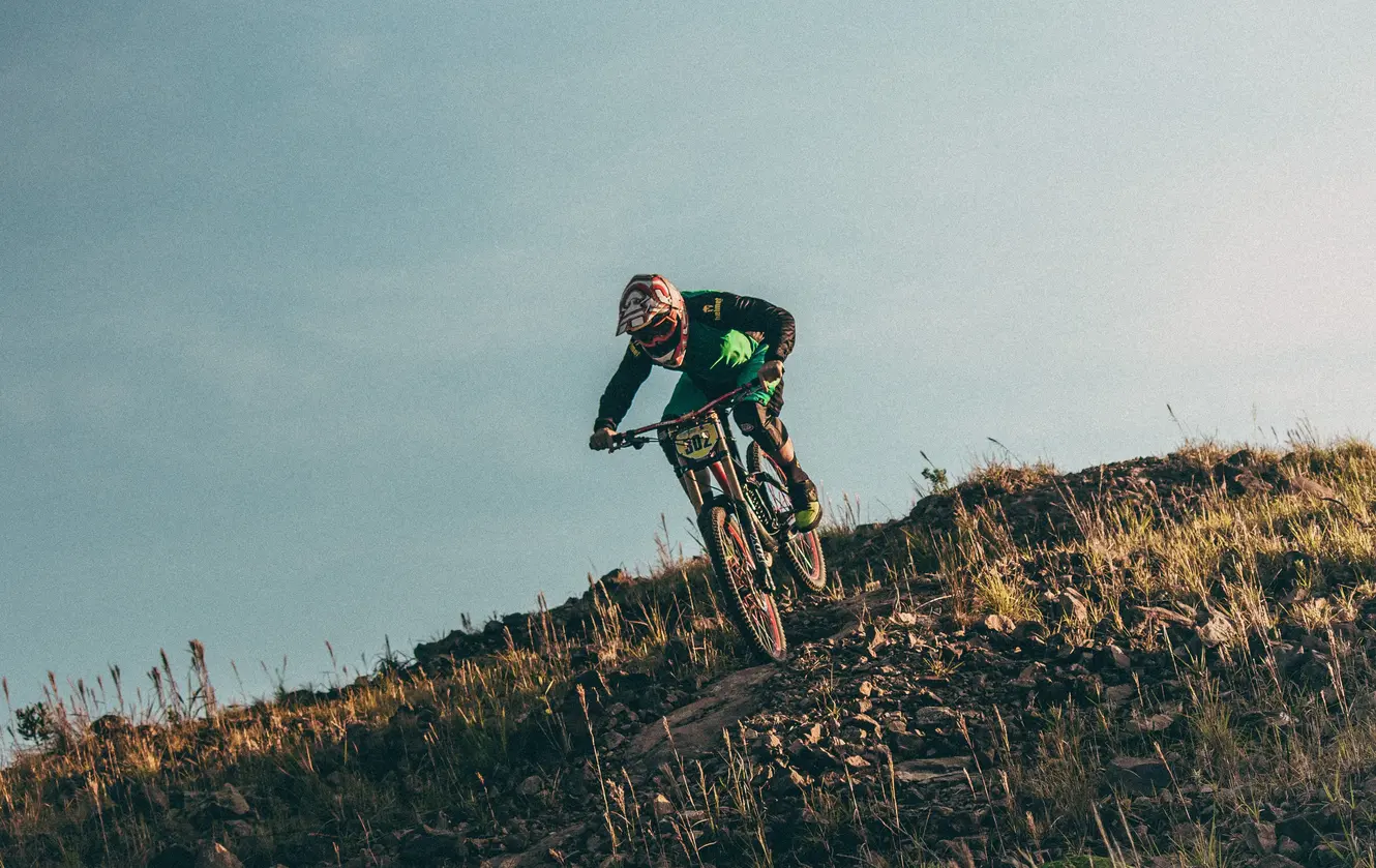 photographie d'un homme rélaisant un accrobatie en vélo